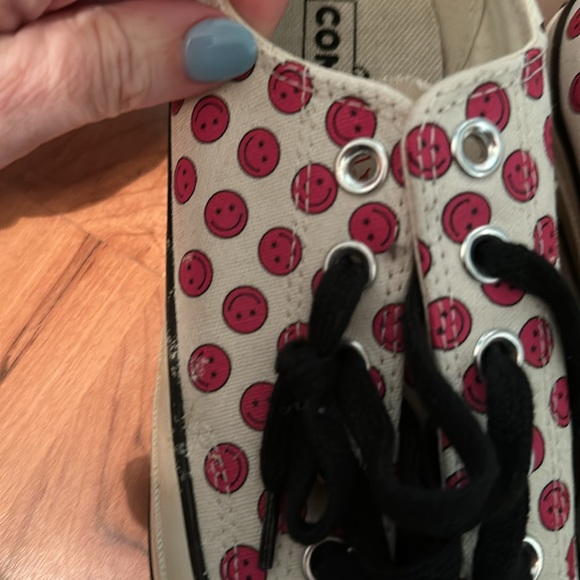 Smiley face chuck Taylor’s - Picture 2 of 6